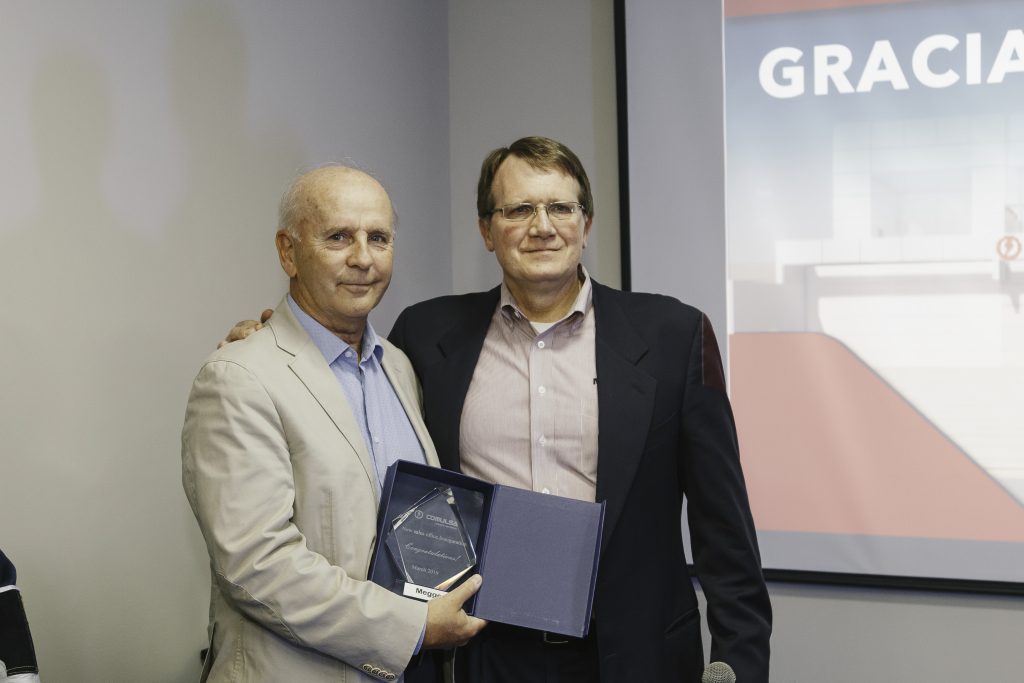 Megger entrega premio a Comulsa en Inaguración nuevas oficinas Comulsa Perú