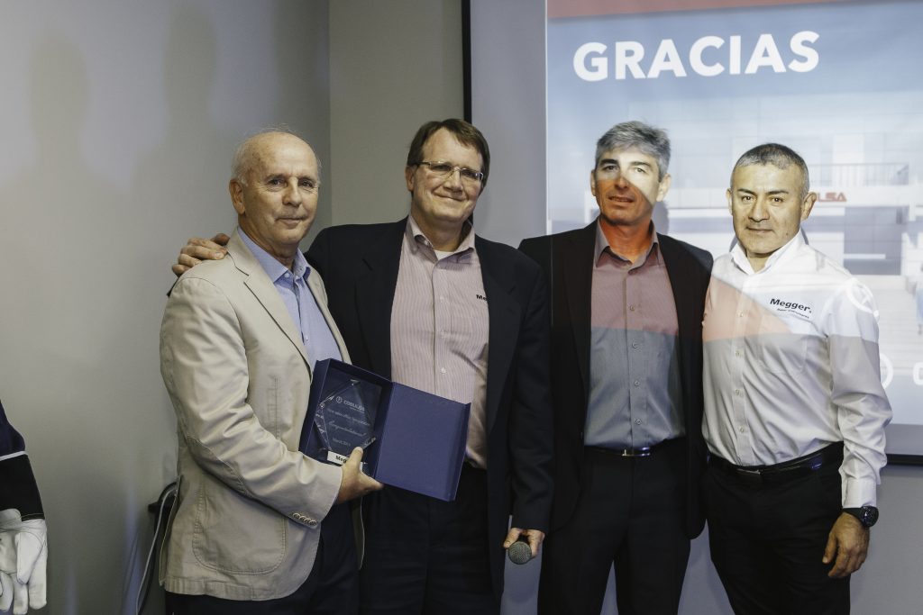 Megger entrega premio a Comulsa en Inaguración nuevas oficinas Comulsa Perú