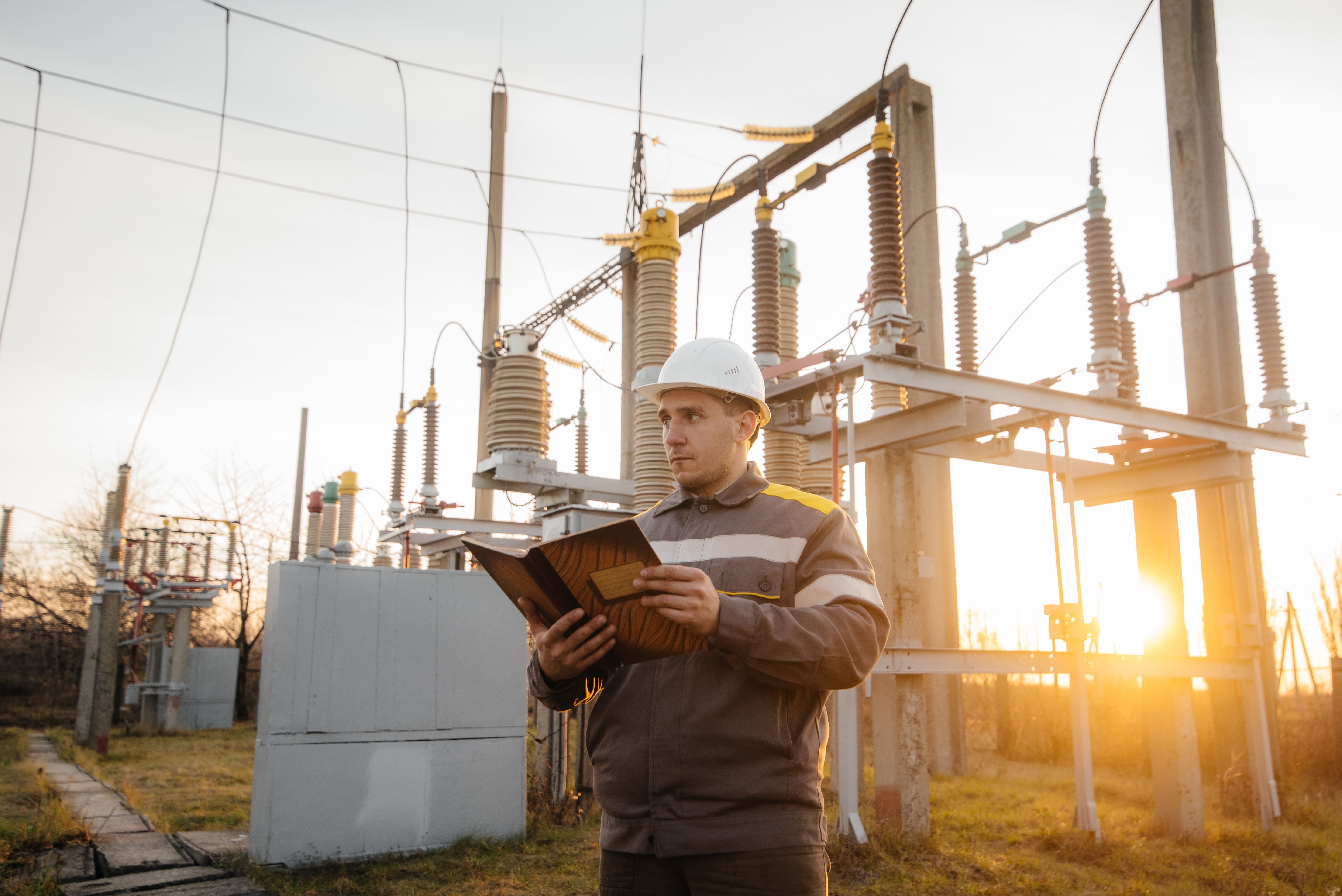 ingeniero-energia-inspecciona-equipos-subestacion-ingenieria-energia-industria (1)