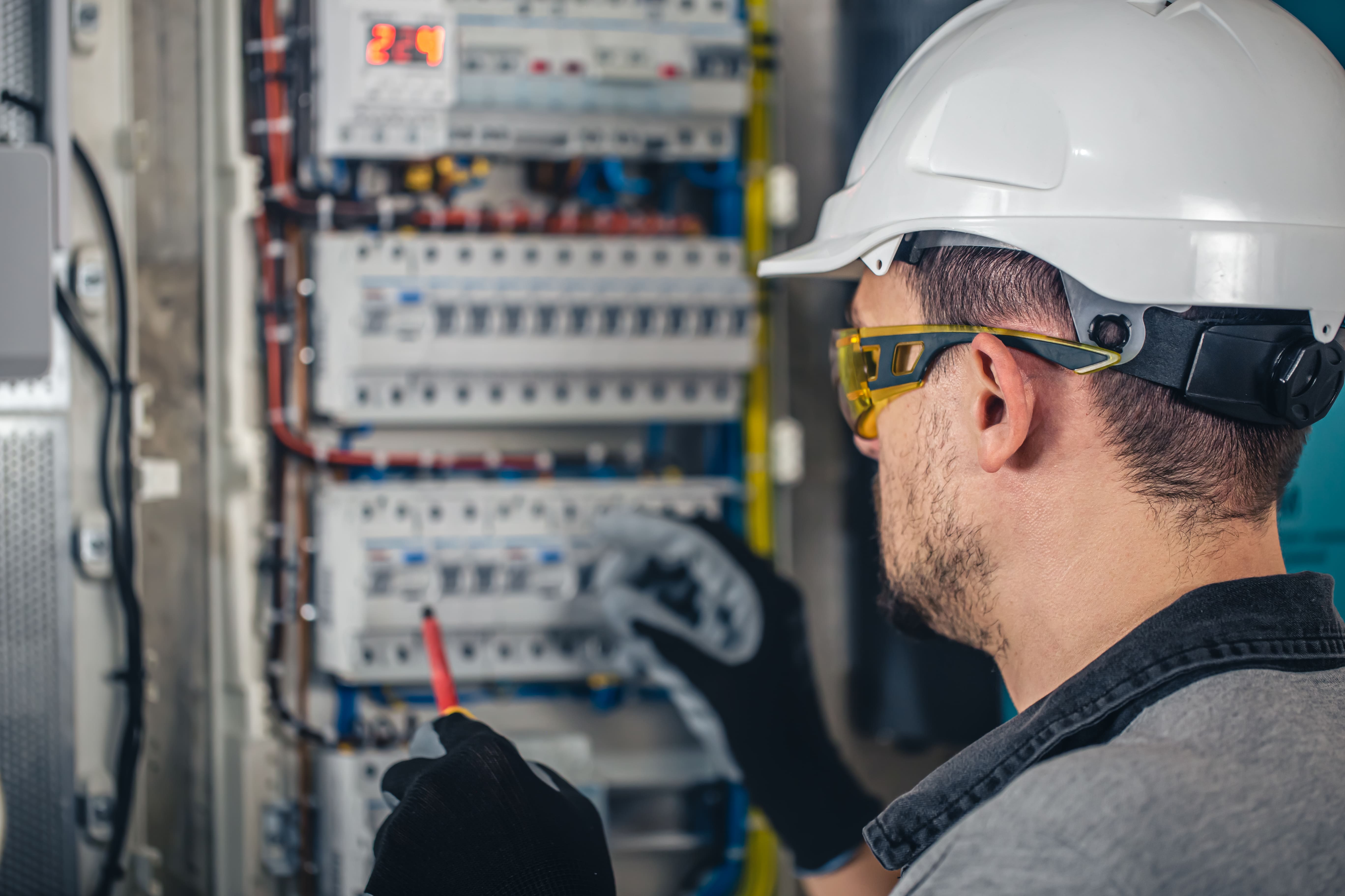 sirva-tecnico-electrico-que-trabaja-centralita-fusibles (1)